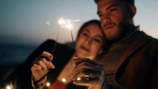 Foto retrato de una mujer con una chispa en la noche