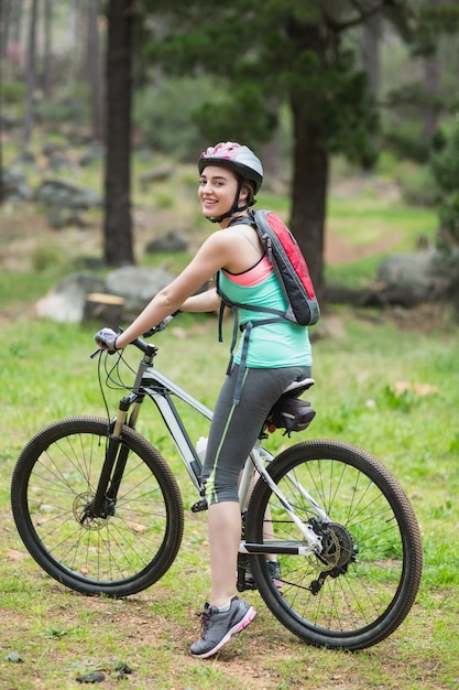 Retrato de mujer ciclista en bosque