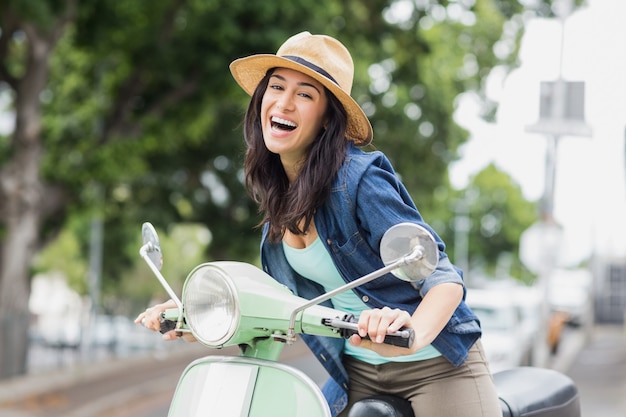 Retrato de mujer en ciclomotor