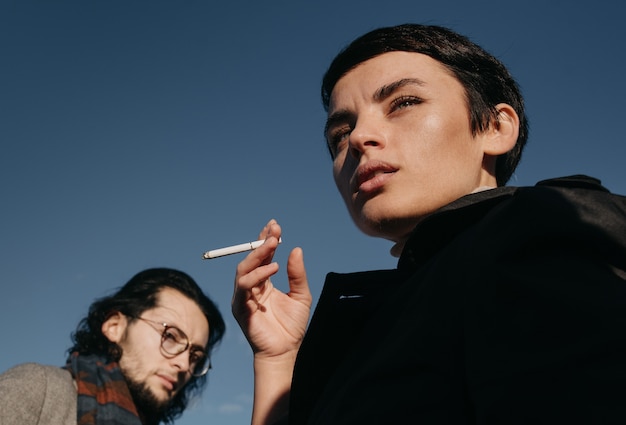 retrato de una mujer con un cigarrillo en la mano