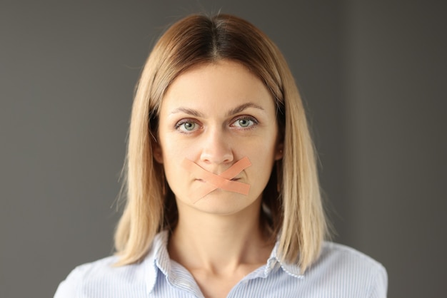 Retrato de mujer con cinta adhesiva en la boca. Psicología del silencio femenino. concepto