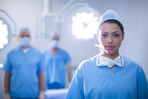 Retrato de mujer cirujana de pie en la sala de operaciones