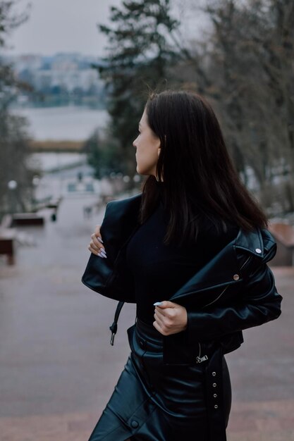 retrato de una mujer en la ciudad