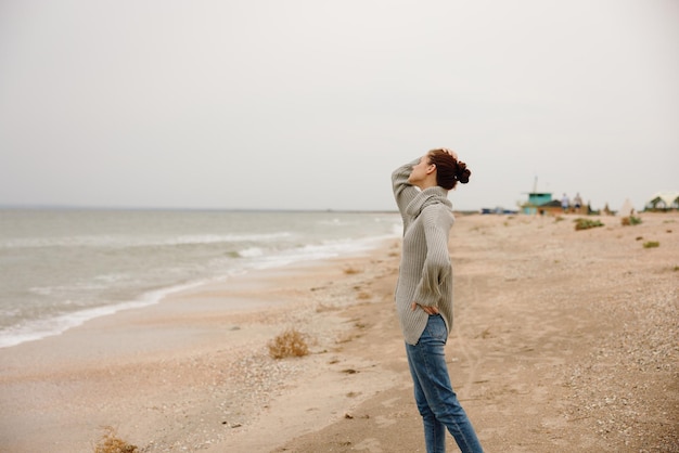 Retrato de una mujer con clima nublado junto al mar, viajes, aire fresco, mujer feliz, relajante