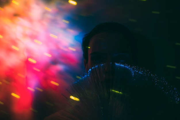 Foto retrato de una mujer en un club nocturno iluminado