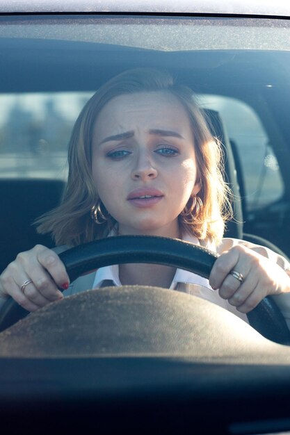 Foto retrato de una mujer en un coche