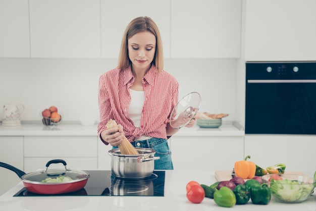 retrato mujer cocinando