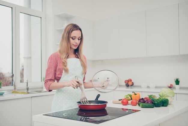 retrato mujer cocinando