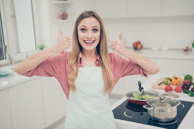 retrato mujer cocinando