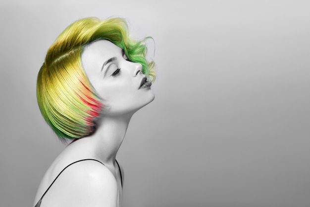 Retrato de mujer de color brillante volando cabello verde