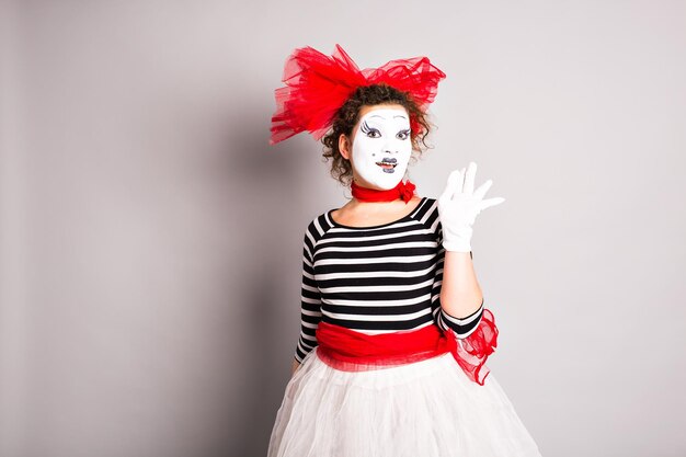 Retrato de una mujer cómica vestida como un mimo, concepto del Día de los Inocentes.