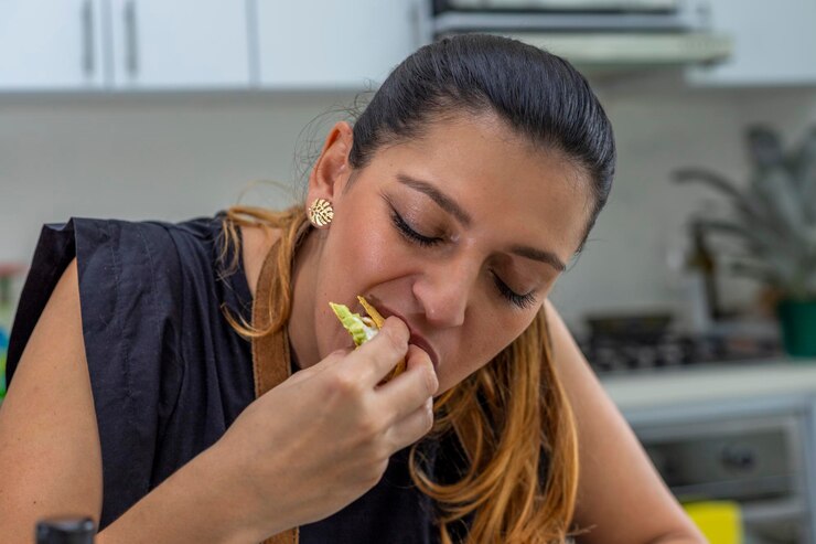 Foto retrato de una mujer comiendo comida