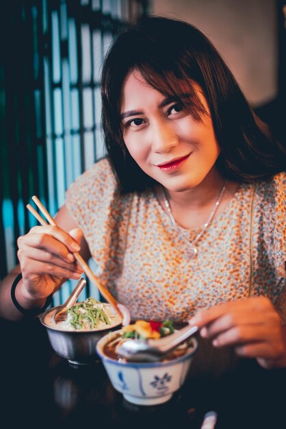Foto retrato de una mujer comiendo comida