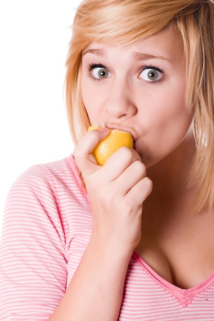 Foto retrato de una mujer comiendo comida