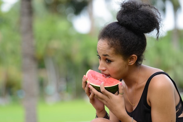 Foto retrato de una mujer comiendo fruta