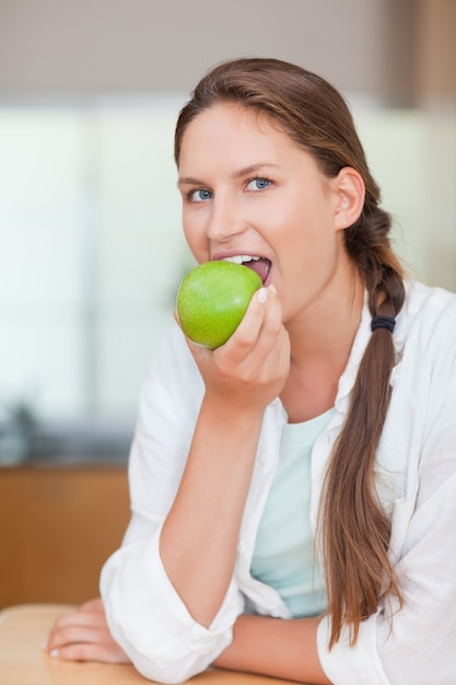 Retrato de una mujer comiendo una manzana