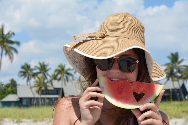 Foto retrato de una mujer comiendo sandía