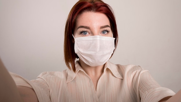 Foto retrato de mujer con concepto de mascarilla