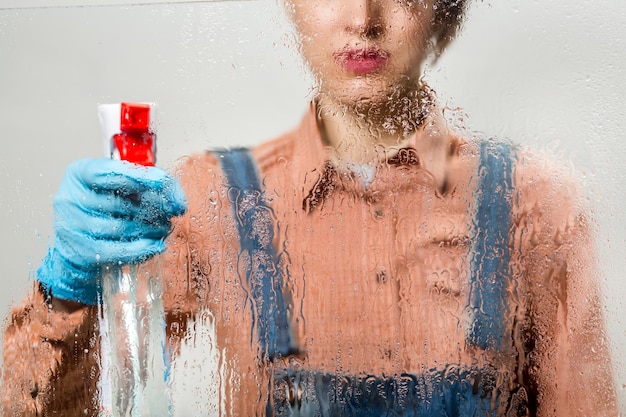 Foto retrato mujer confiada con suministros de limpieza de cocina