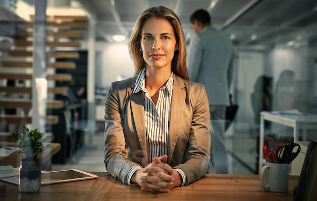 Retrato de mujer y contadora en la oficina por la noche consultora profesional y asesora de finanzas empleada de persona femenina y turno tardío para la fecha límite en la contabilidad de escritorio y lista para la oportunidad