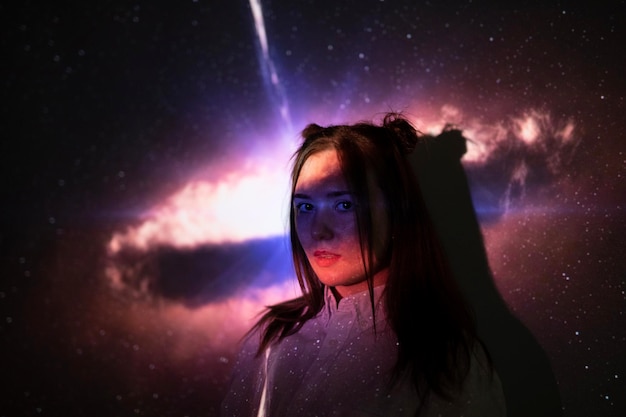 Retrato de una mujer contra el cielo púrpura por la noche