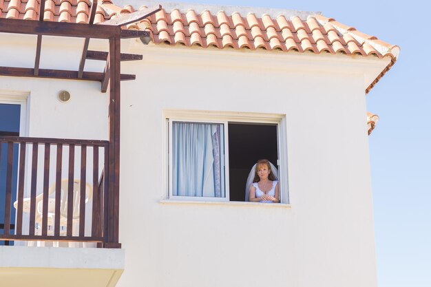 Foto retrato de una mujer contra un edificio