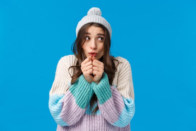 Foto retrato de una mujer contra un fondo azul