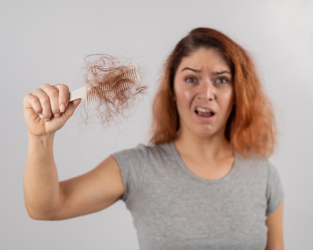 Foto retrato de una mujer contra un fondo blanco