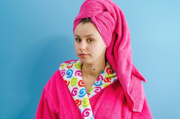 Retrato de una mujer contra una pared azul