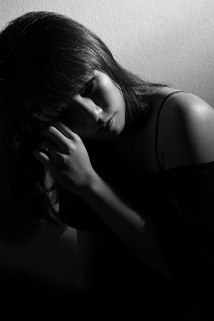 Retrato de mujer contra la pared