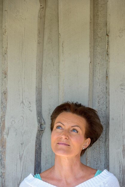 Foto retrato de mujer contra la pared