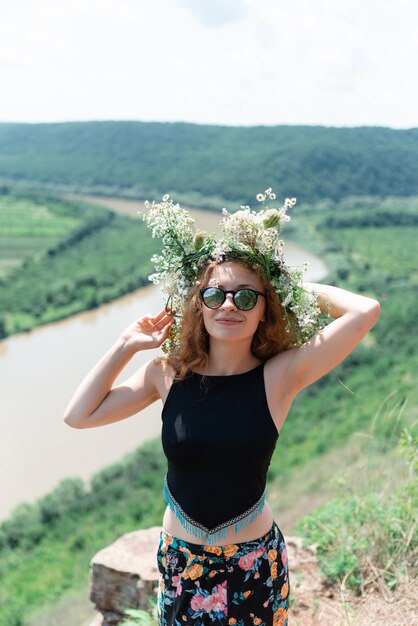 Retrato de una mujer con una corona de margaritas y comino en la cabeza Concepto de vacaciones