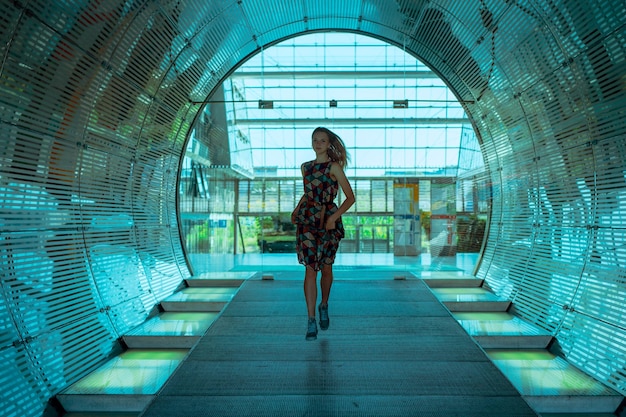 Foto retrato de una mujer corriendo por un sendero en un túnel