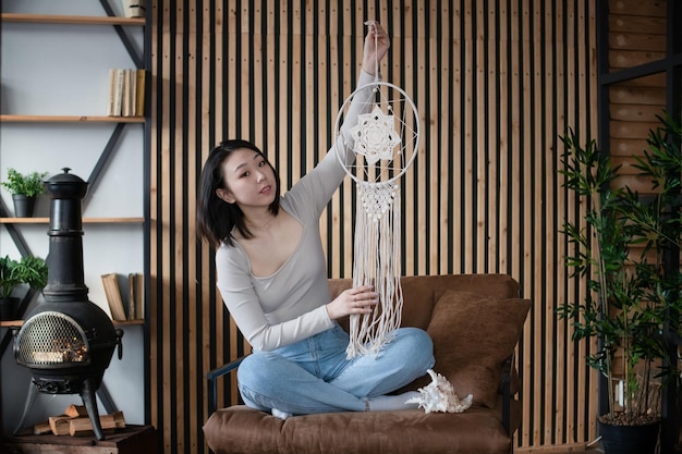 Foto retrato de una mujer con decoración en casa