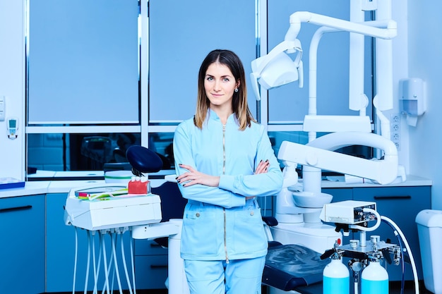 Un retrato de una mujer dentista en una clínica.