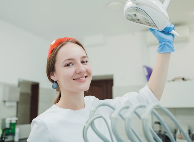 Retrato de mujer dentista en gabinete