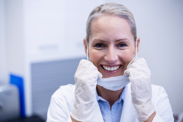 Retrato de mujer dentista sonriendo