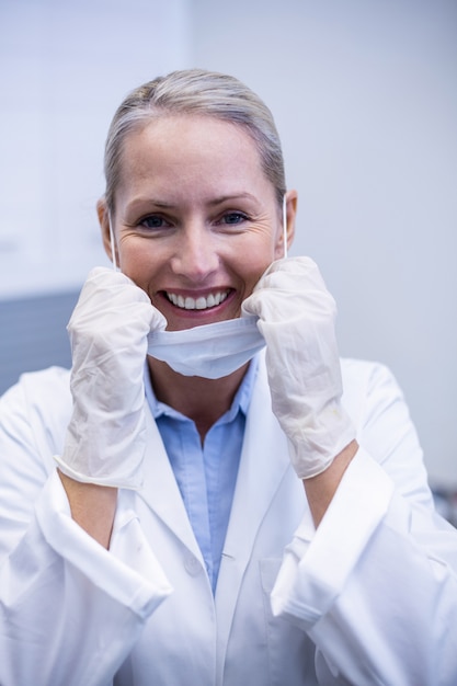 Retrato de mujer dentista sonriendo