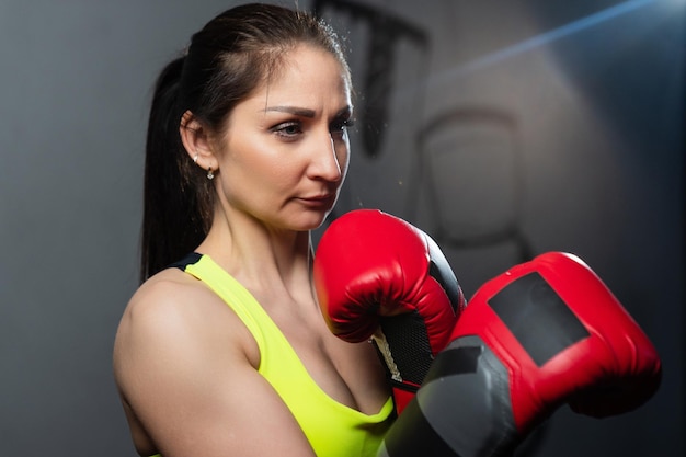 Retrato de una mujer deportiva en guantes de boxeo.