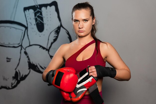 Retrato de una mujer deportiva con guantes de boxeo