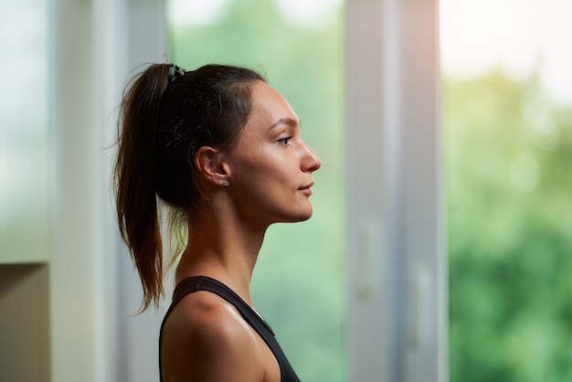 Retrato de una mujer deportiva haciendo ejercicios en casa