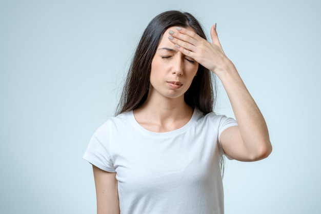 Retrato de mujer deprimida tocando su cabeza