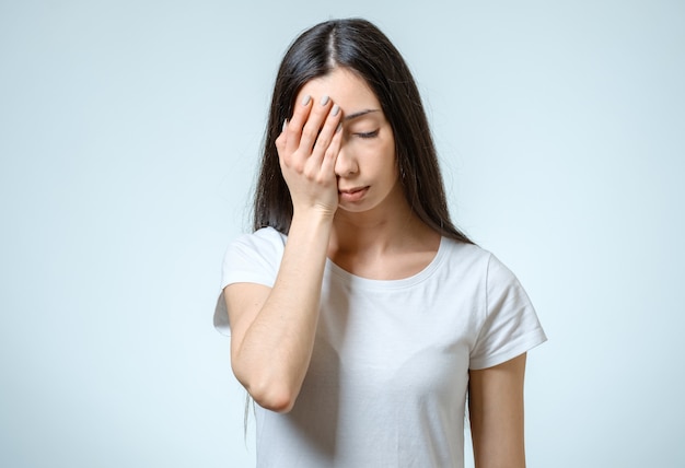 Retrato de mujer deprimida tocando su cabeza