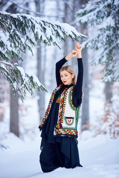 Retrato de mujer en día de invierno sobre fondo de paisaje nevado