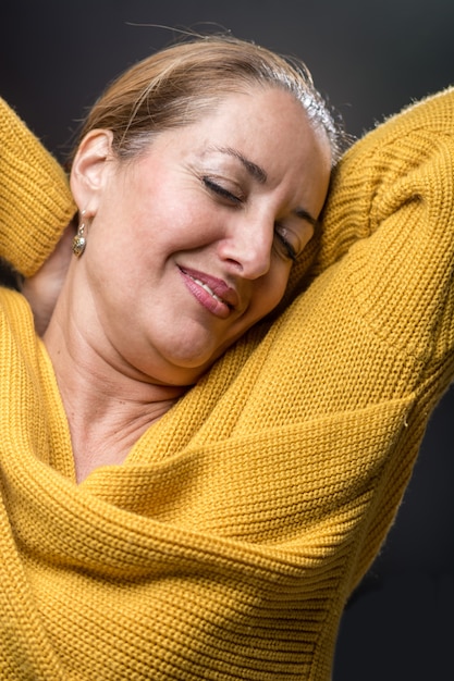 Retrato de mujer con diferentes emociones.