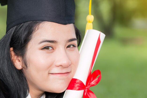 Retrato de una mujer con un diploma