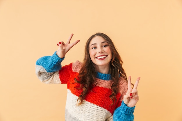 Retrato de mujer divertida de 20 años sonriendo, estando aislado