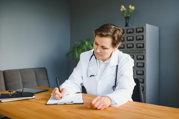 retrato, de, mujer, doctor, en, hospital