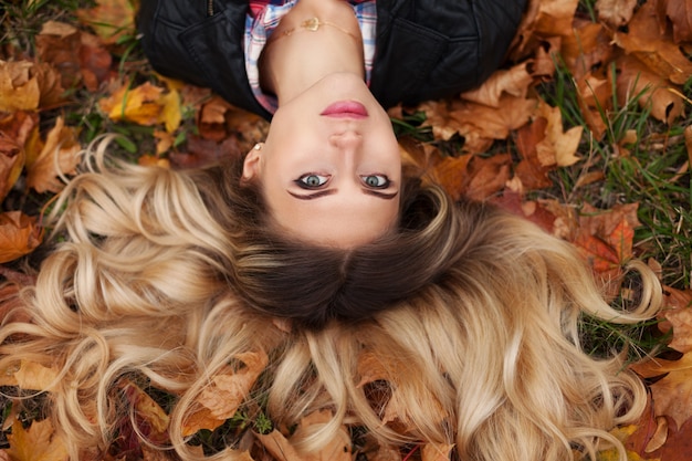 Retrato, de, mujer, en, dorado, otoño, naturaleza, plano de fondo