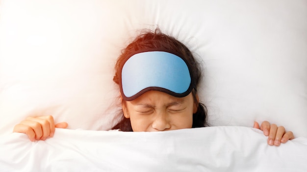 Retrato de una mujer durmiendo en la cama en casa